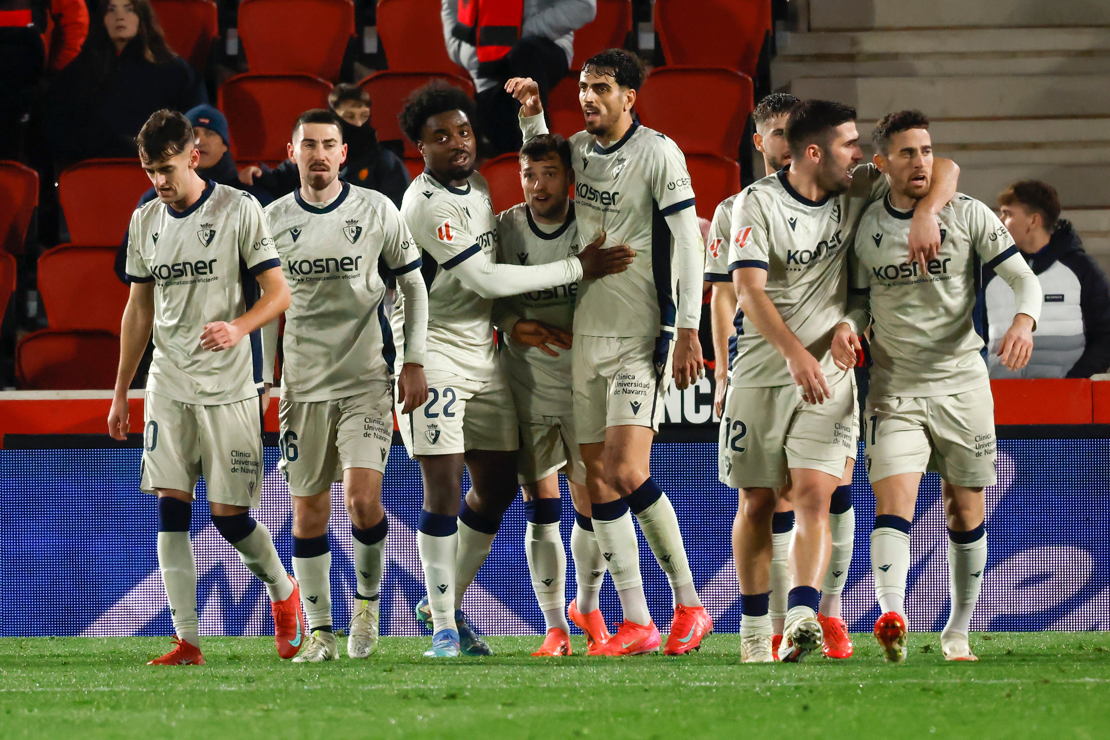 Los jugadores de Osasuna celebran el gol del empate de Boyomo en el estadio de Son Moix ante el Mallorca