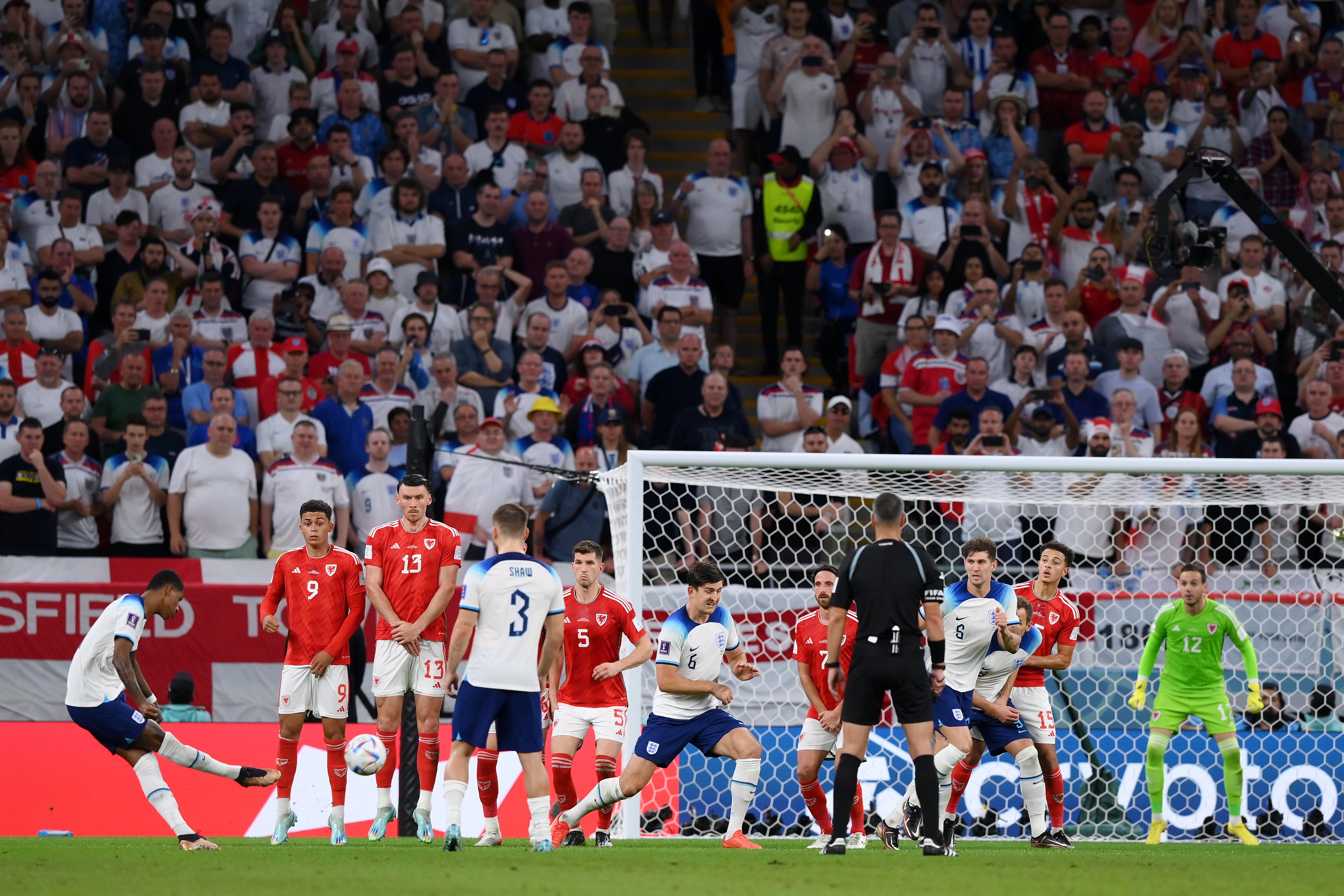 Marcus Rashford golpea al balón en la jugada que supuso el 0-1 en el Gales-Inglaterra.