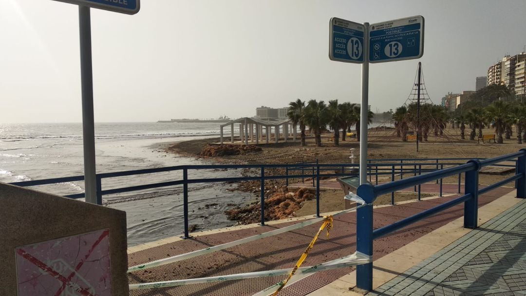 La playa del Postiguet cerrada al público hasta localizar el vertido