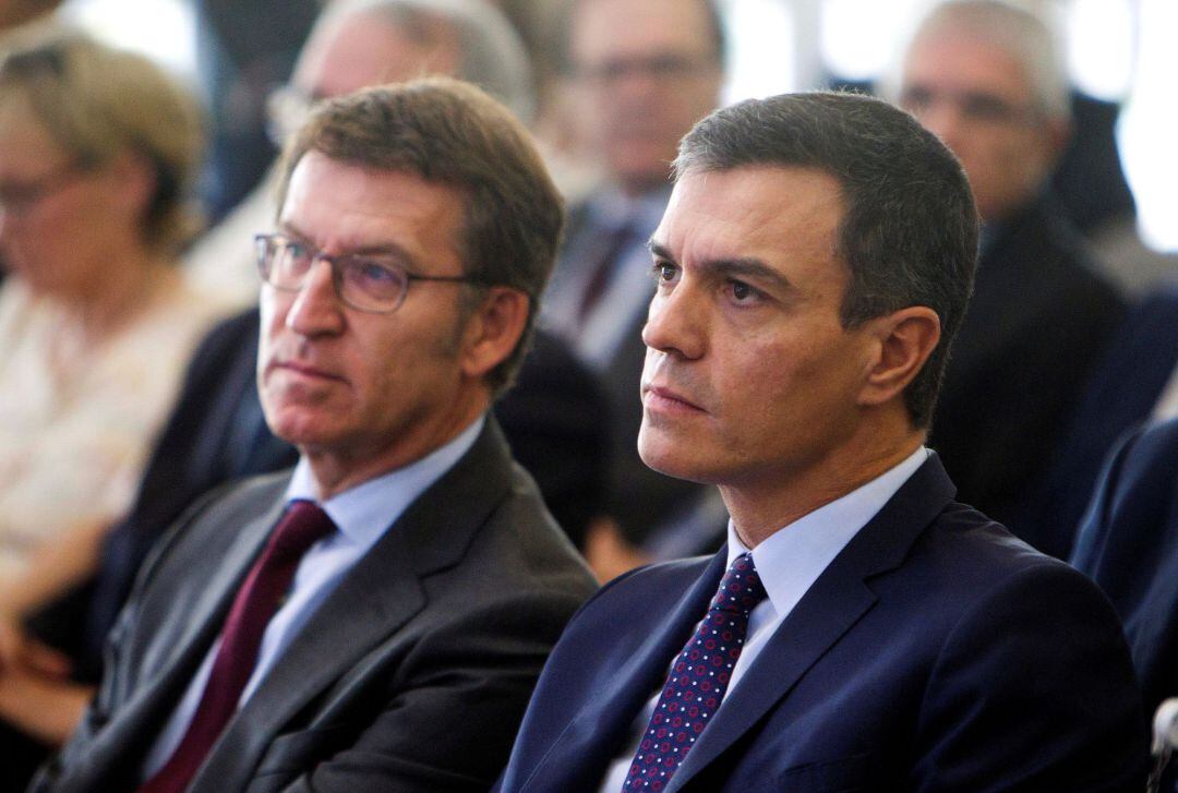 El presidente del Gobierno, Pedro Sánchez (d), y el presidente de la Xunta de Galicia, Alberto Núñez Feijóo (i), durante la clausura del Foro La Toja-Vínculo Atlántico, este sábado en O Grove. 