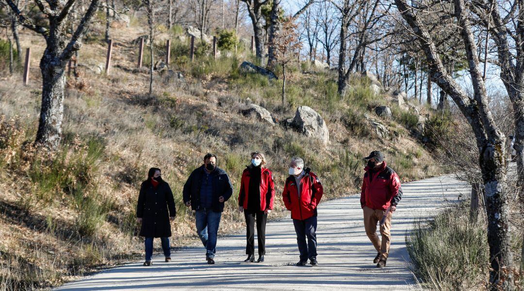 Paloma Martín, consejera de Medio Ambiente en su visita a Miraflores de la Sierra