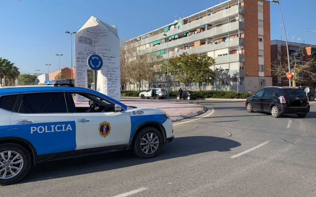 La Policía de la Generalitat en uno de los controles de acceso a las ciudades confinadas perimetralmente durante los fines de semana. 