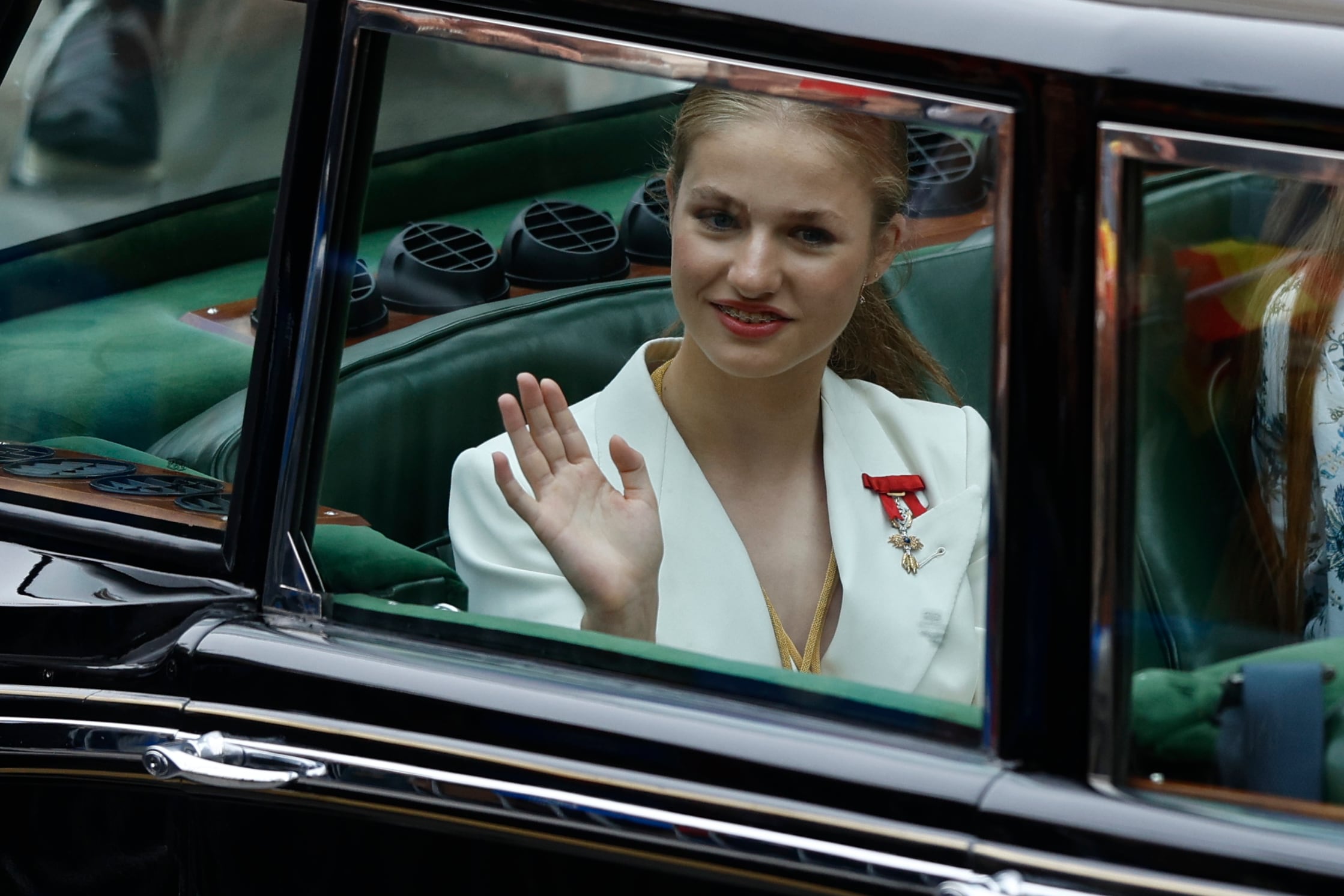  La princesa Leonor, a bordo del Rolls Royce, uno de los vehículos históricos de Casa Real, en su trayecto hacia el Palacio Real tras la jura de la Constitución.