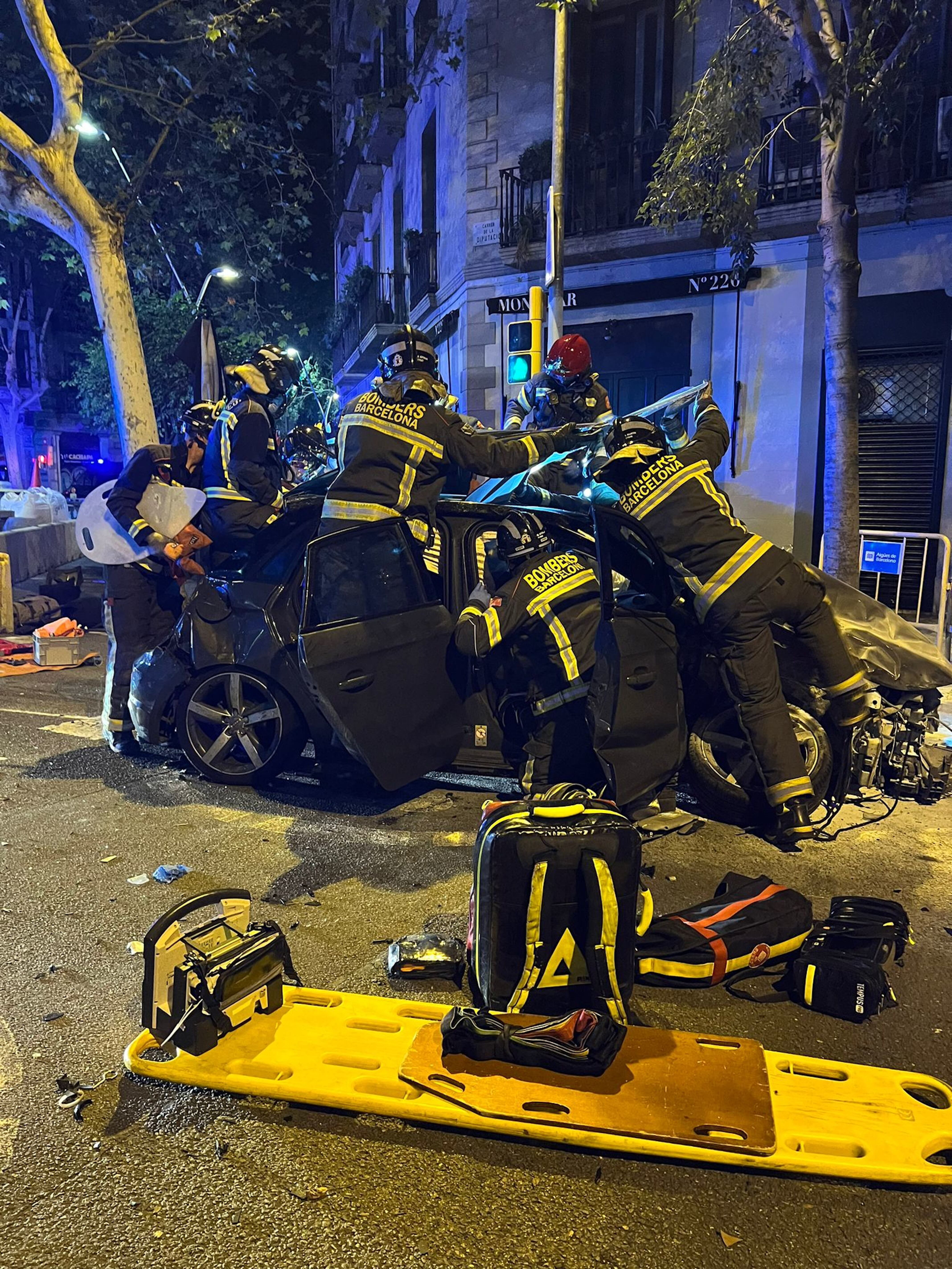 Bombers de Barcelona excarcerant afectats en l&#039;accident