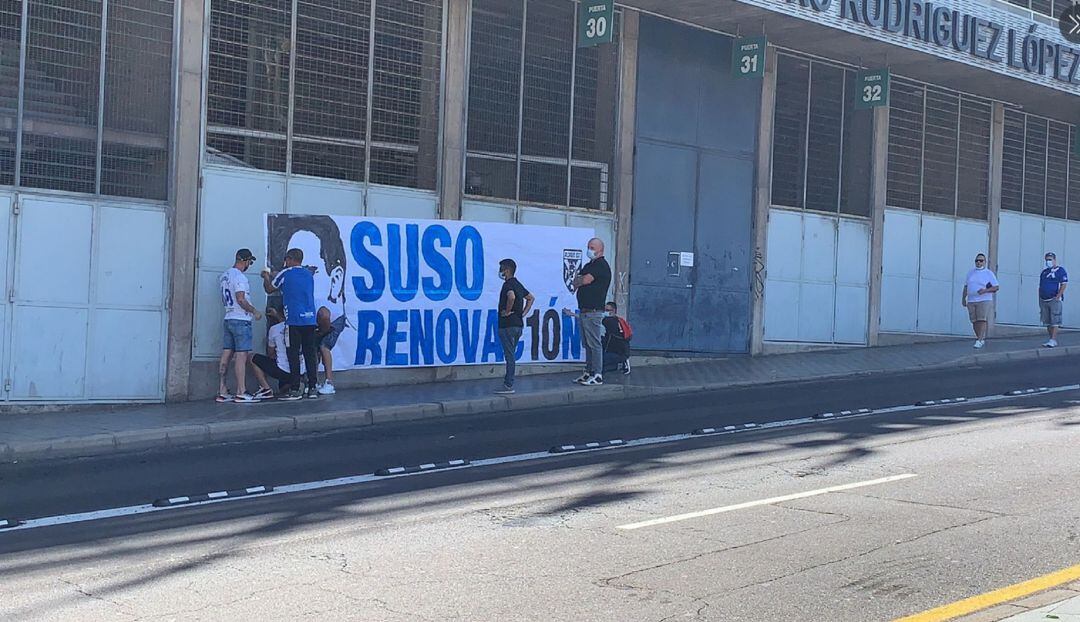 Pancarta en favor de la renovación de Suso en los aledaños del Heliodoro Rodríguez López.