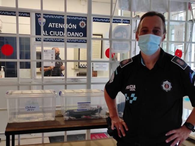 Cipriano Abad junto a las vitrinas que se exponen a la entrada de la Policía Local con objetos perdidos de los últimos meses