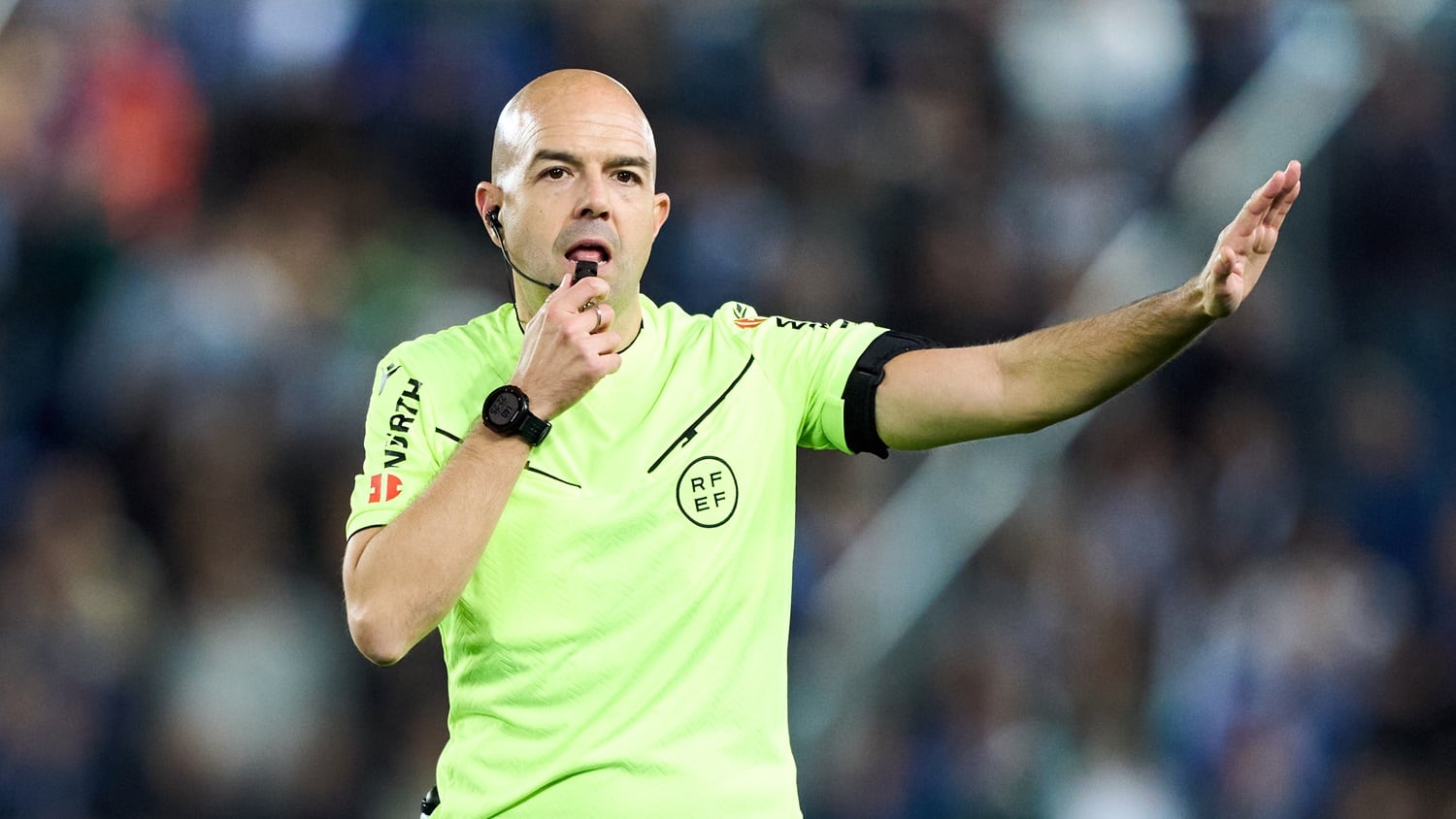 VITORIA-GASTEIZ, SPAIN - NOVEMBER 01: Referee Pablo Gonzalez Fuertes reacts during the LaLiga match between Deportivo Alaves and RCD Mallorca at Estadio de Mendizorroza on November 01, 2024 in Vitoria-Gasteiz, Spain. (Photo by Juan Manuel Serrano Arce/Getty Images)