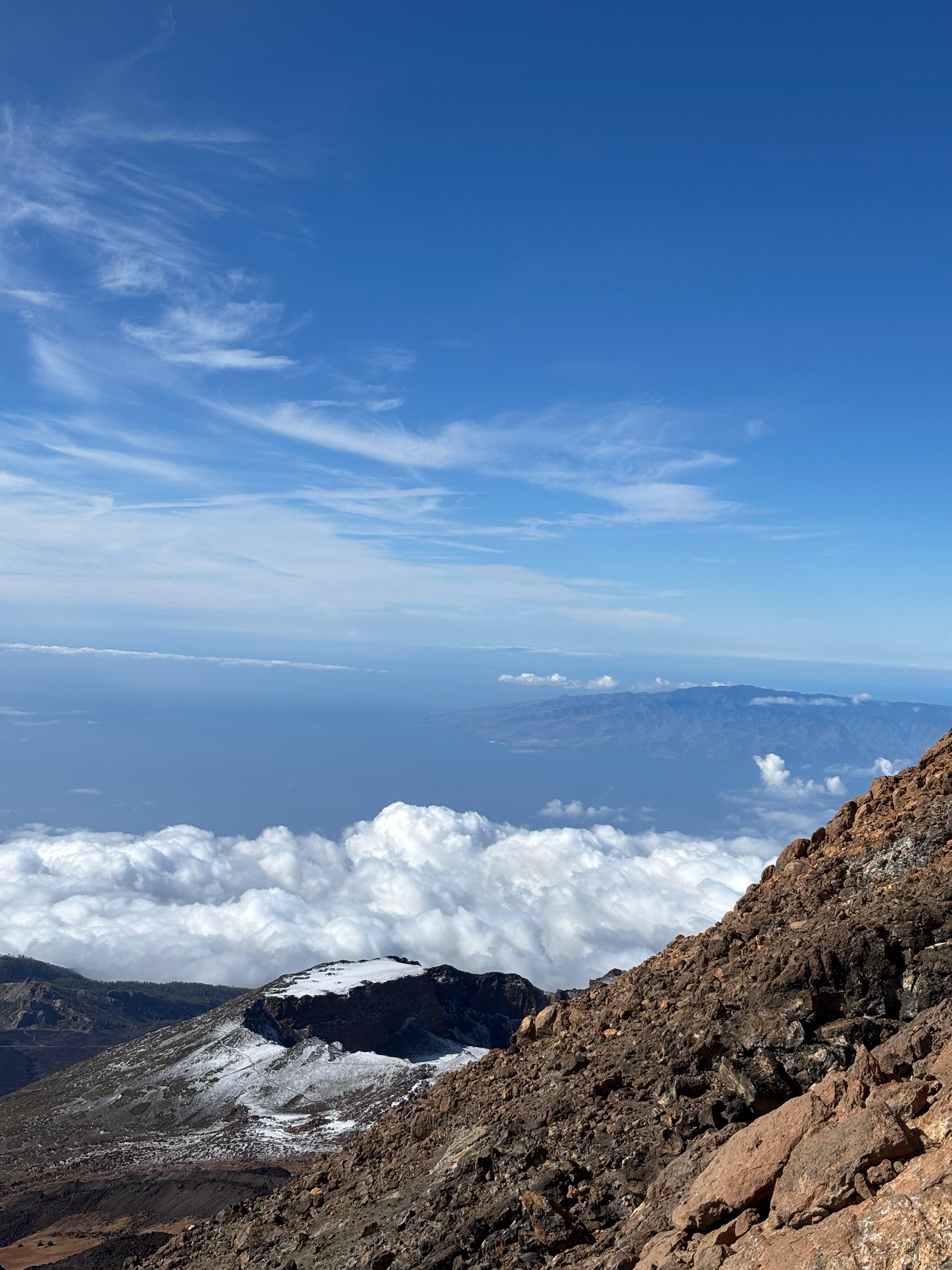 Primeras nevadas del otoño en el Teide (José María Pérez Bazo, &quot;Patea Tus Montes&quot;).