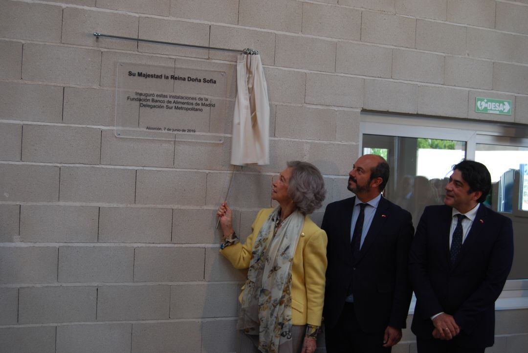 La reina Sofía inaugurando la nueve sede del Banco de Alimentos de Alcorcón