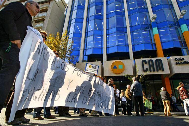 Imagen de archivo de protestas de afectados frente a la sede de la CAM.