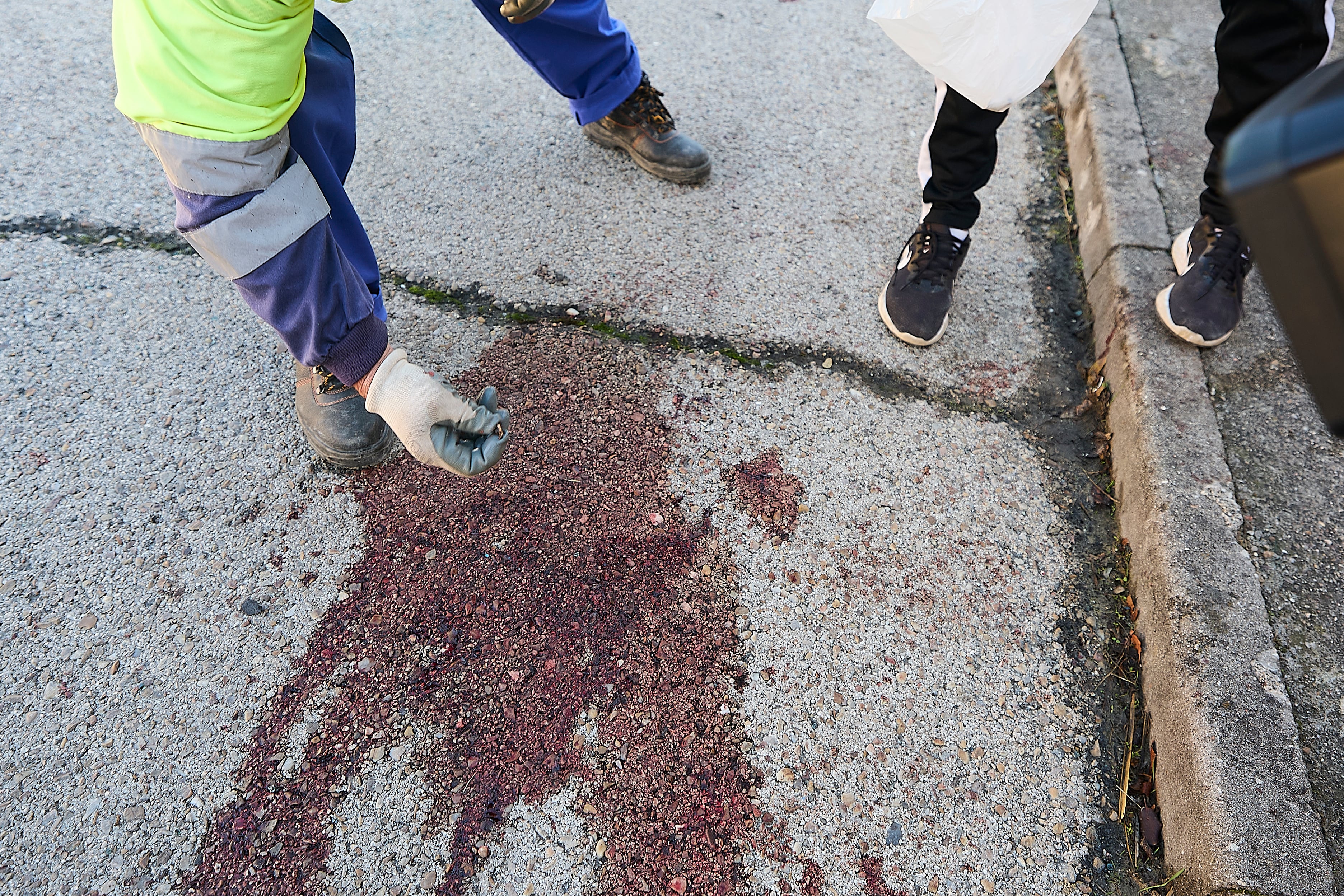 Una mancha de sangre este lunes en El Casar de Escalona. La Policía Nacional ha desarrollado una operación antidroga en El Casar de Escalona (Toledo) en la que ha fallecido uno de los presuntos narcotraficantes y otros tres han resultado heridos.