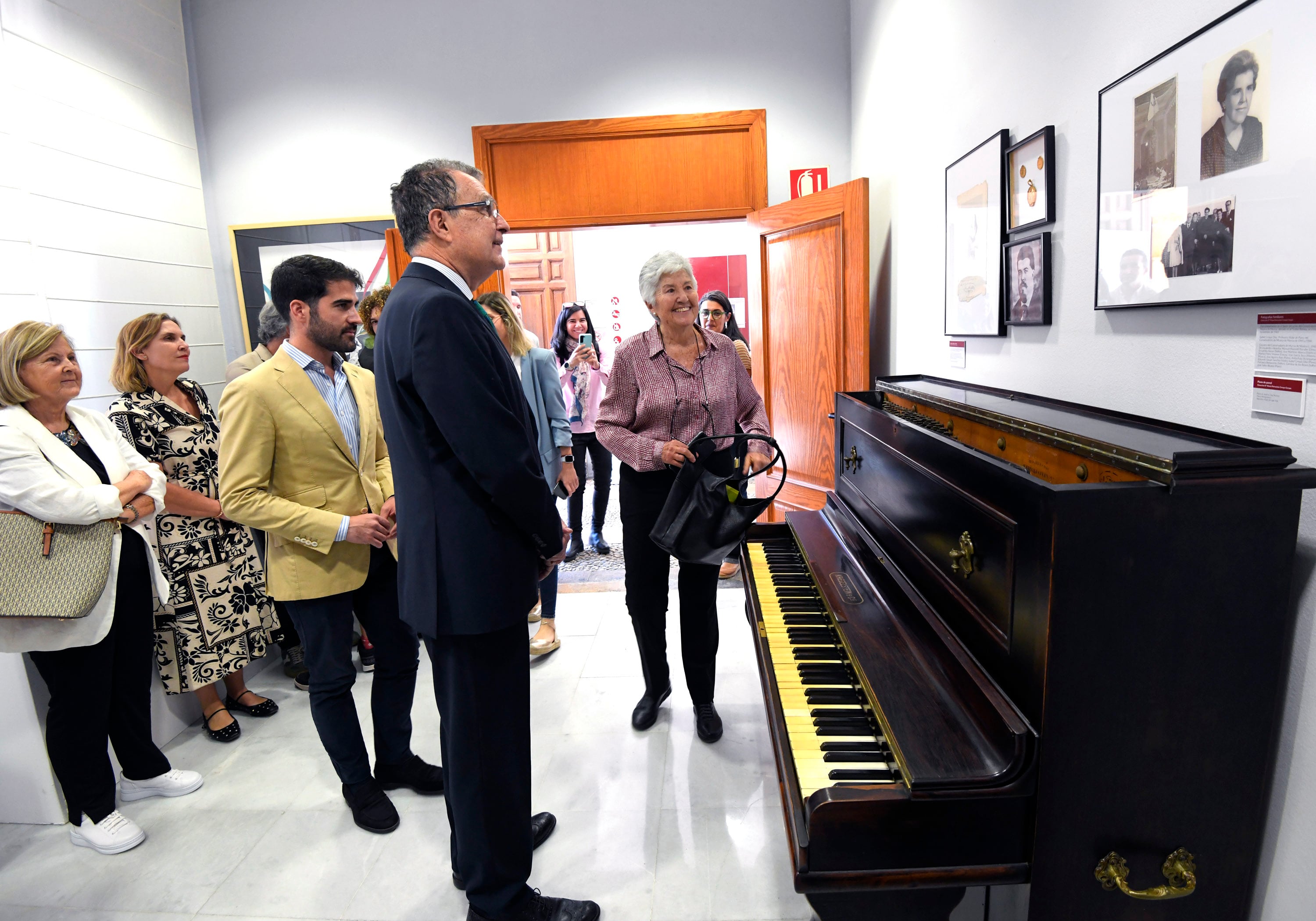 El alcalde de Murcia, José Ballesta, junto a Doña Mª Patrocinio en el Museo de la Ciudad