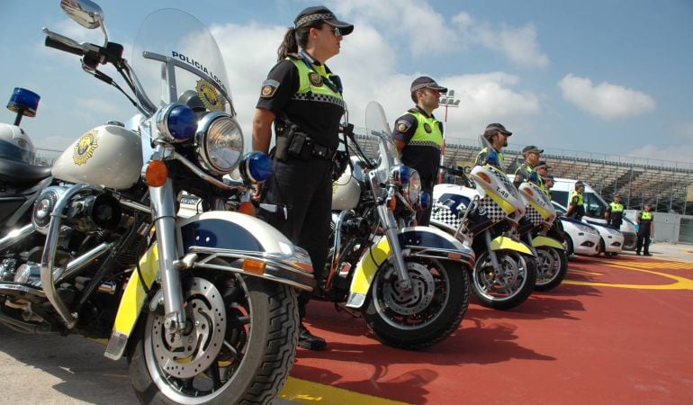 Policía Local junto a los vehículos vendidos