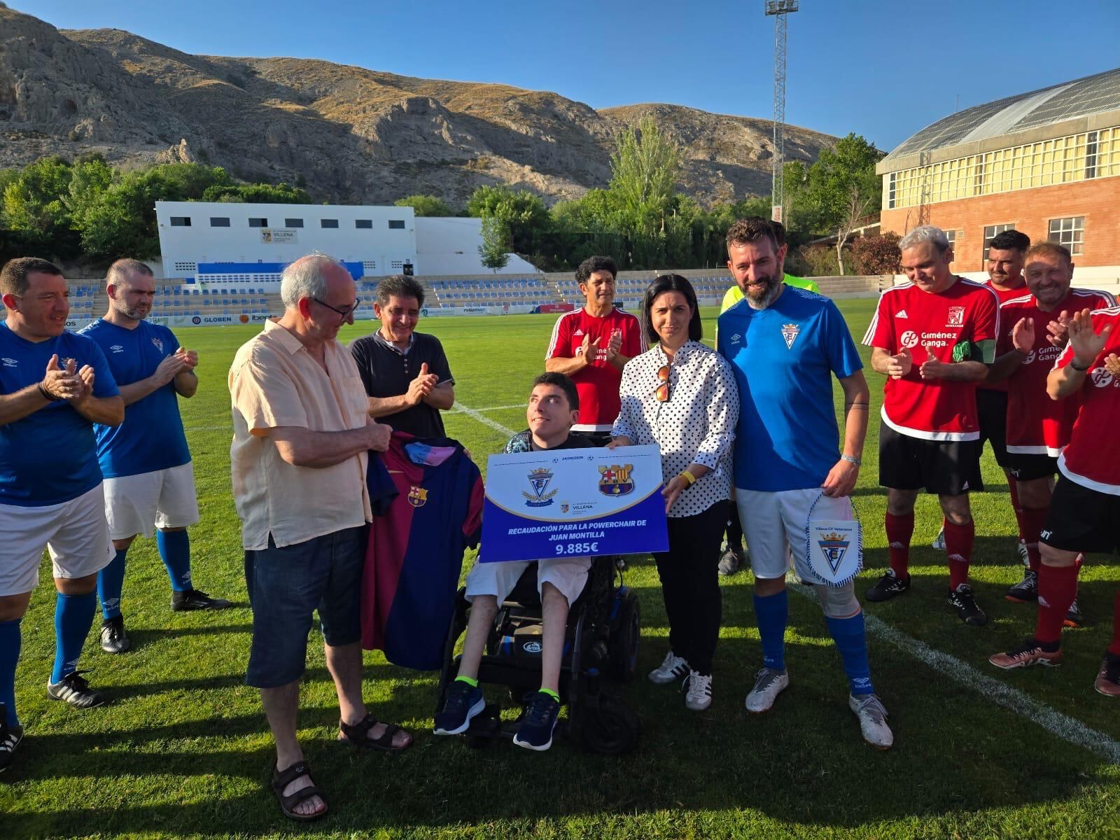 Momento de la entrega del cheque