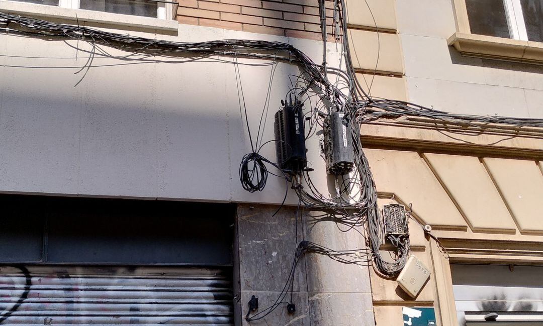 Façana a Barcelona amb un embolic de cables