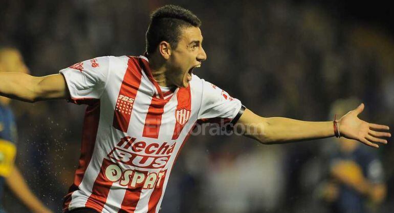 Mauricio Martínez celebra un gol con la camiseta de Unión Santa Fe.