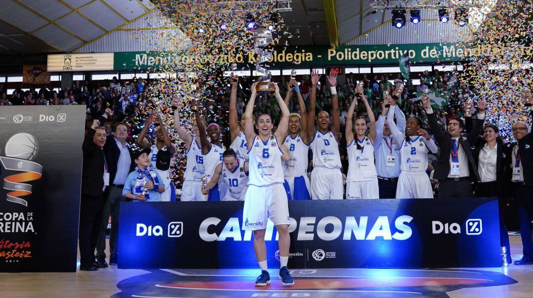 Silvia Domínguez levanta el trofeo de la Copa de la Reina 2019.