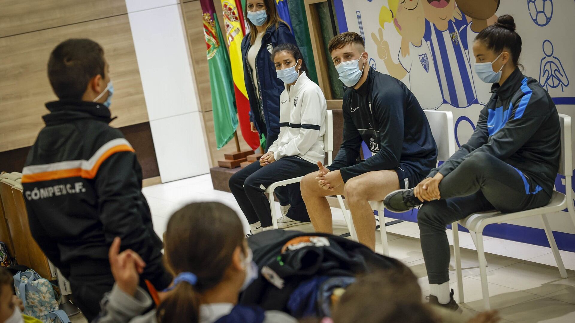 Los alumnos del CEIP Cándido Lara, de Cómpeta, han sido los protagonistas de la campaña Valores Blanquiazules en La Rosaleda