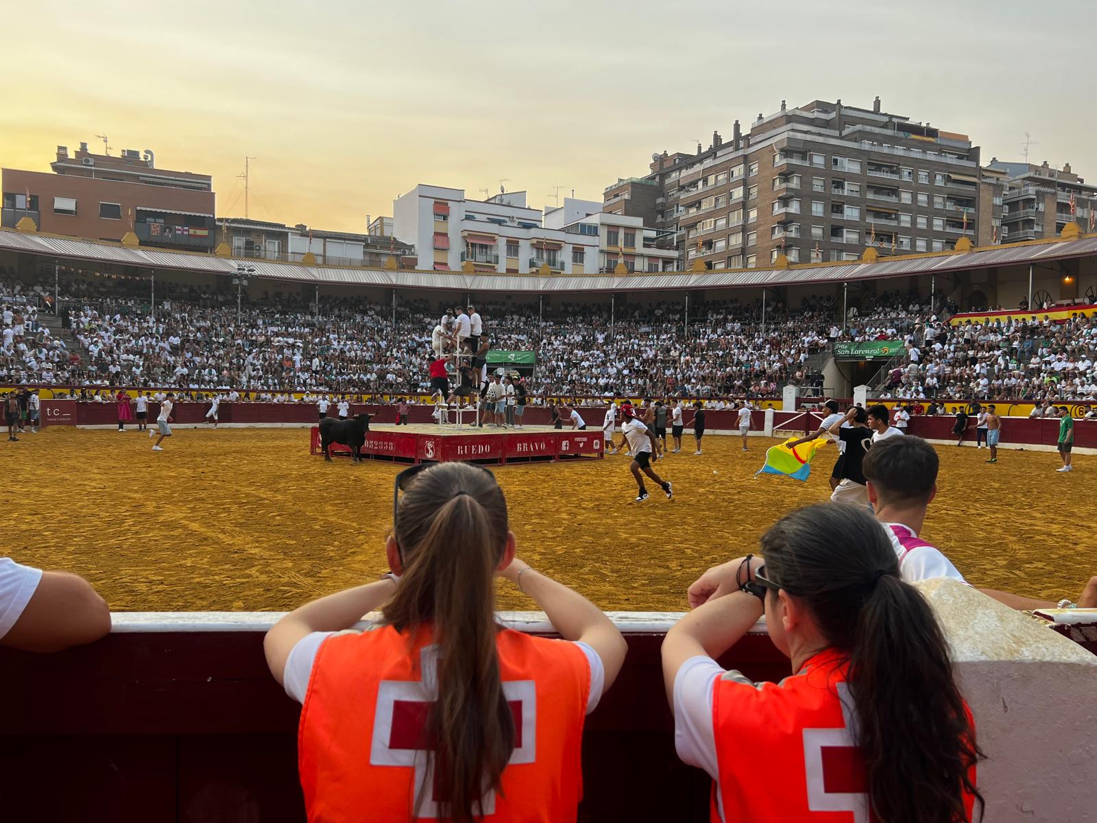 Voluntarios de Cruz Roja, en la plaza de toros, durante las Vaquillas