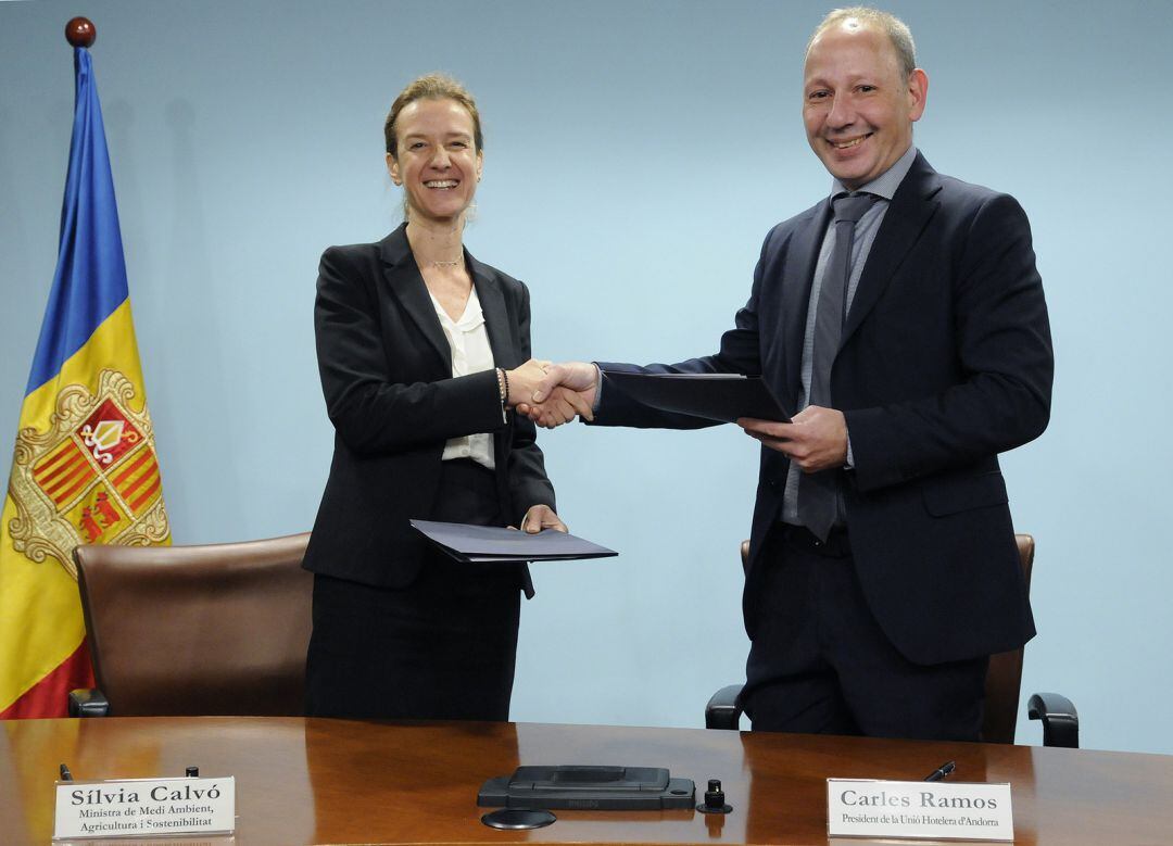 La ministra de Medi Ambient, Sílvia Calvó, i el president de la Unió Hotelera, Carles Ramos, després de la signatura del conveni.