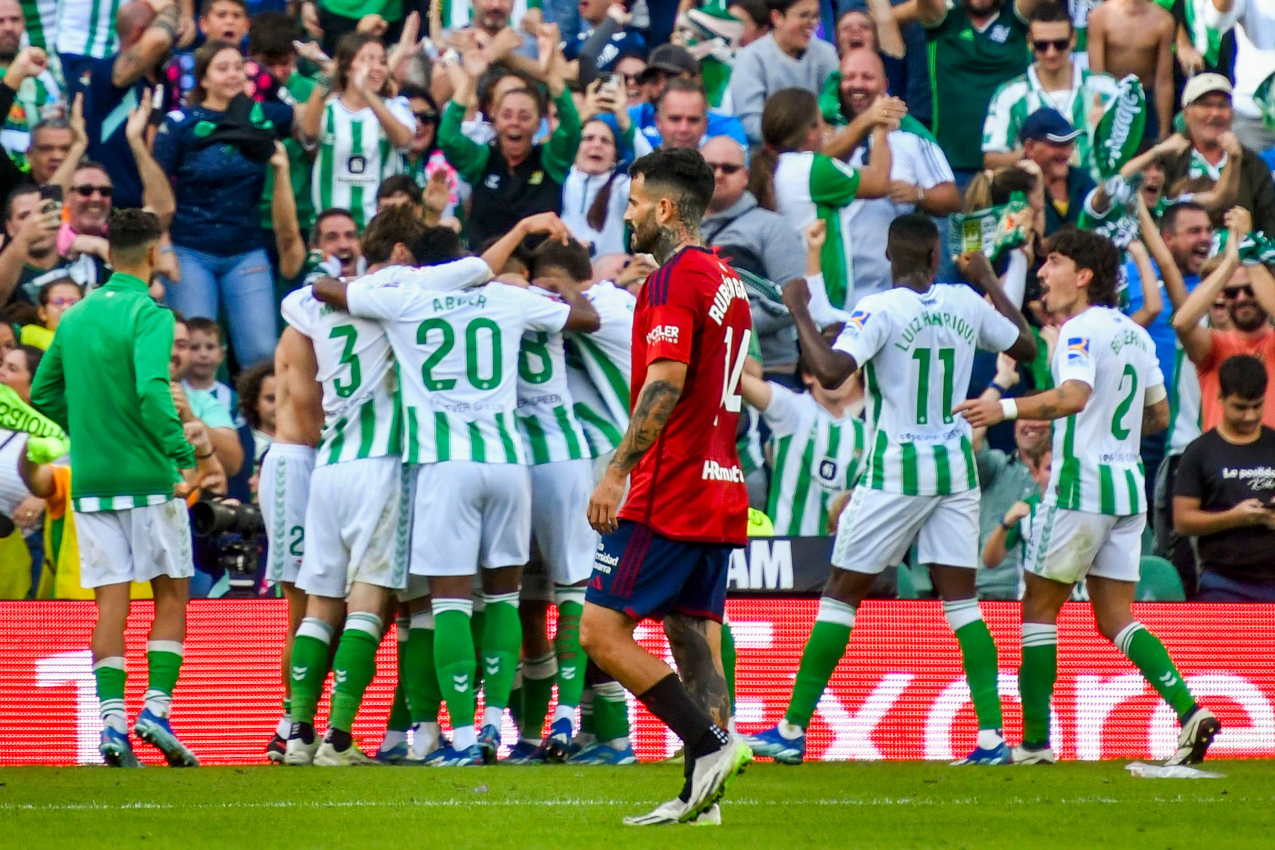 SEVILLA. 29/10/2023. - Los jugadores del Real Betis celebran el gol marcado por Isco al CA Osasuna durante el partido de la jornada 11 de LaLiga EA Sports, este domingo en el estadio Benito Villamarín de Sevilla. EFE/ Raúl Caro.
