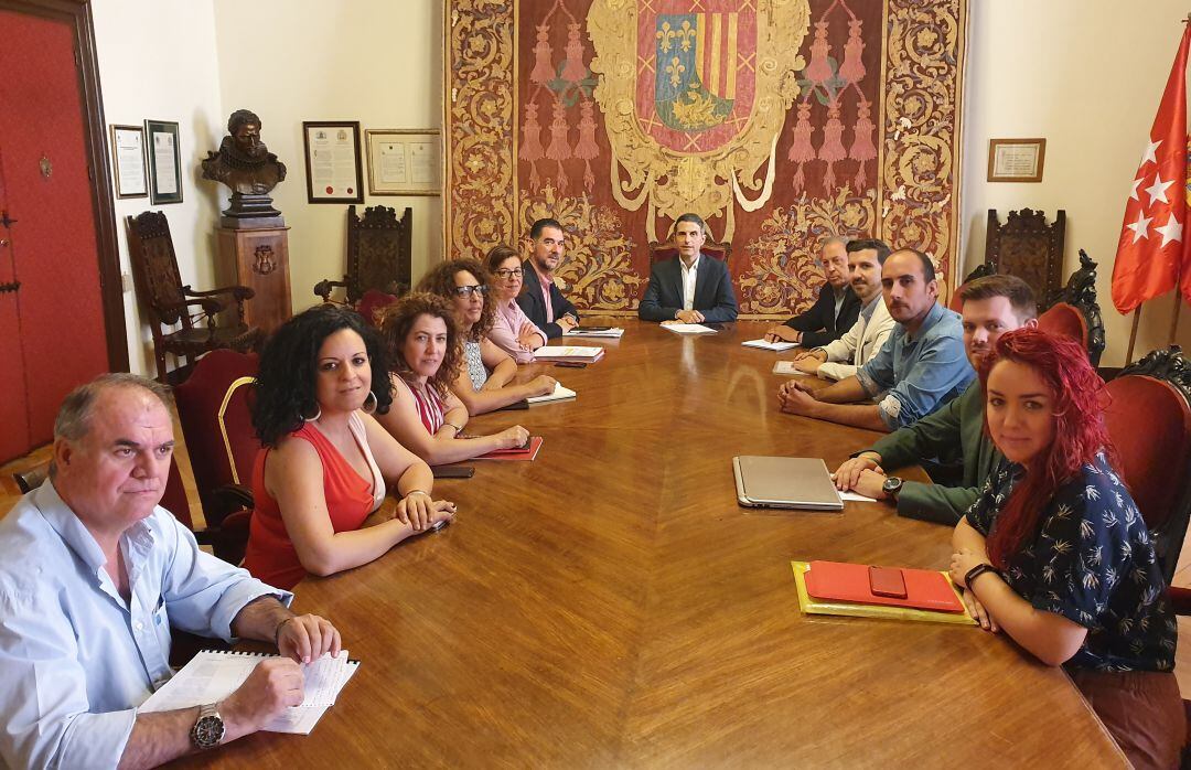 La nueva Junta de Gobierno del Ayuntamiento de Alcalá de Henares, reunida, este jueves.