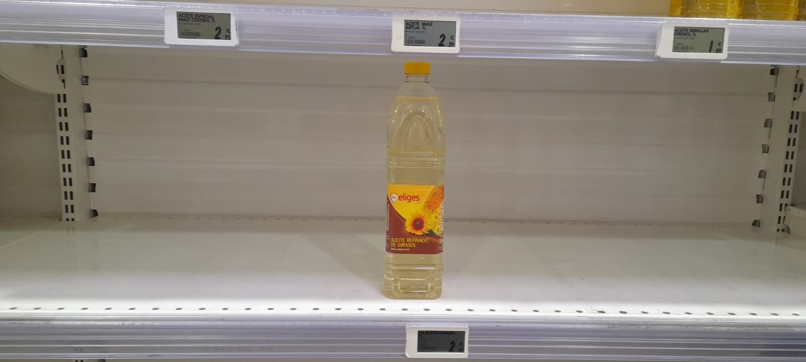 Botella de aceite de girasol en el lineal