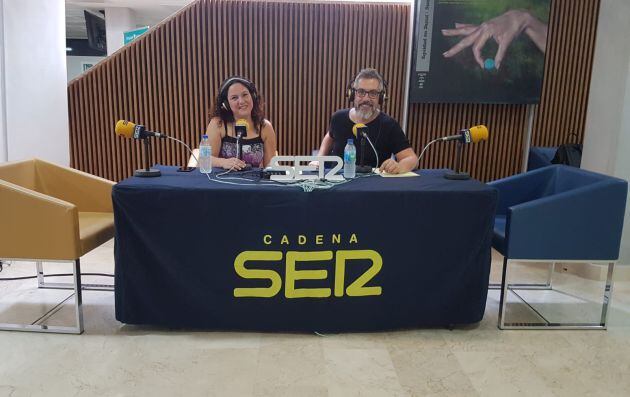 Maica Sánchez y Paco Sánchez instantes antes del inicio de la emisión en directo de Hoy por hoy desde Quirónsalud Murcia.