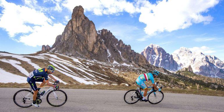 Valverde y Nibali bajan un puerto en los Dolomitas