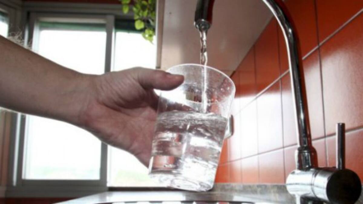 Una nueva rotura de la tubería mantiene sin agua Paterna y Medina