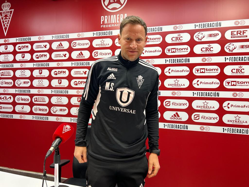 Mario Simón en la rueda de prensa previa al partido contra la Real Sociedad B y después de la finalización del mercado de fichajes