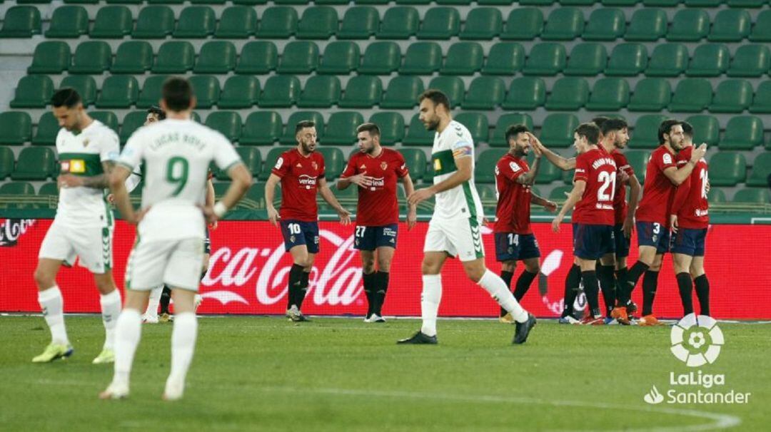 Osasuna celebra el primero de sus goles en Elche 