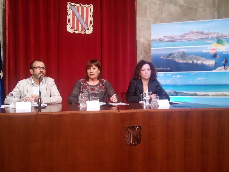 La presidenta del Govern, Francina Armengol, presenta el impuesto de turismo sostenible acompañada del vicepresidente del Ejecutivo, Biel Barceló, y la consellera de Hacienda, Catalina Cladera.