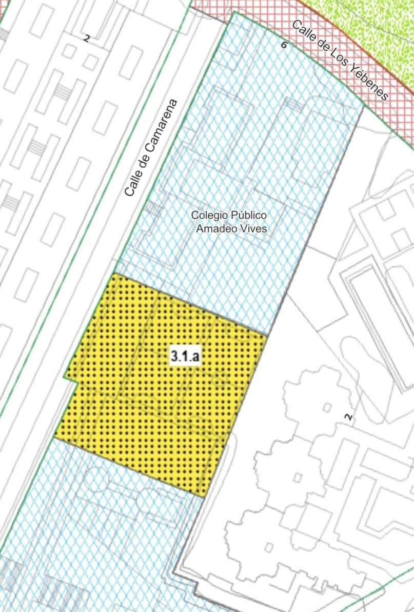 Plano de la parcela del colegio Amadeo Vives de Aluche. En amarillo, el patio en el que se va a construir el futuro centro de Mayores de Aluche