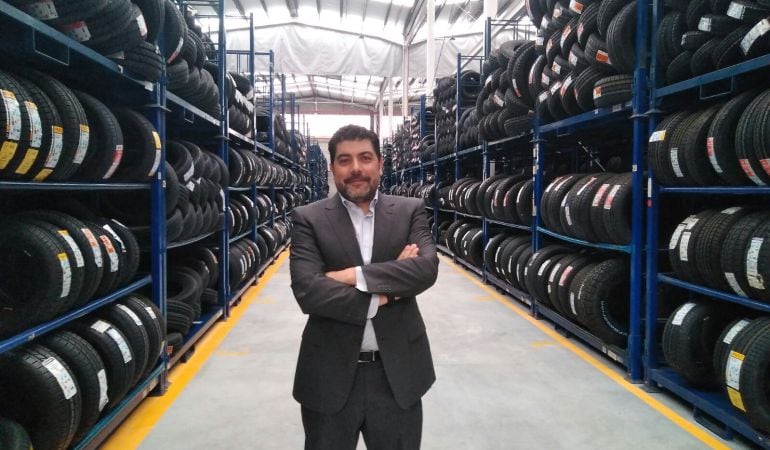 El director general de Tiresur, Francisco García, posa en las nuevas instalaciones.