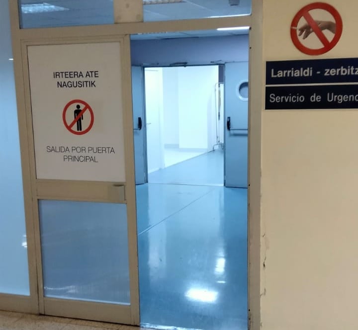 Esta es la puerta que conecta el hospital con Urgencias y por la que se entra y sale ahora por las noches en Txagorritxu