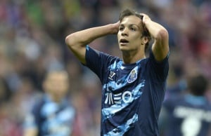 Porto&#039;s Spanish midfielder Oliver Torres reacts after the UEFA Champions League second-leg quarter-final football match Bayern Munich v FC Porto in Munich, southern Germany on April 21, 2015. AFP PHOTO / CHRISTOF STACHE