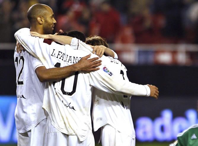 Los jugadores sevillistas celebran el triunfo ante el Zaragoza