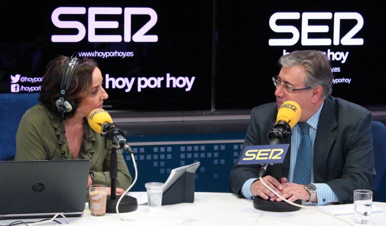 Pepa Bueno entrevista al ministro del Interior, Juan Ignacio Zoido