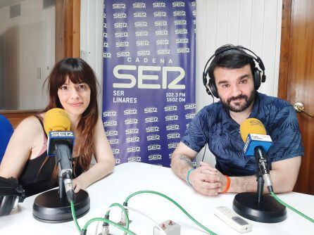 Cristina Mediero y Carlos Aceituno, en los estudios de Radio Linares.