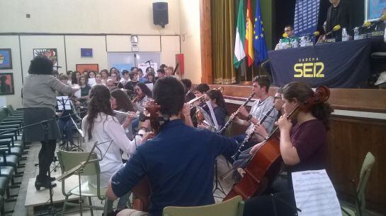 Momento en que la orquesta y coro del instituto interpreta una pieza