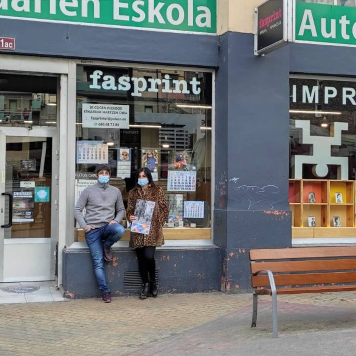 Un comercio antes y después de la urbanización de Ego-gain