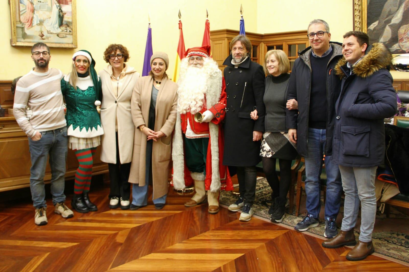 Papá Noel fue recibido por parte de la corporación municipal de Palencia con la alcaldesa a la cabeza