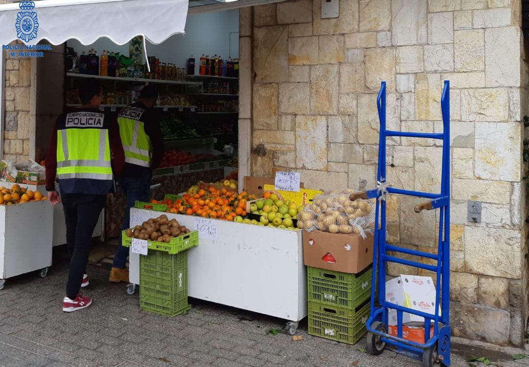 La Policía Nacional ha detenido a un hombre por un delito contra el derecho de los trabajadores.