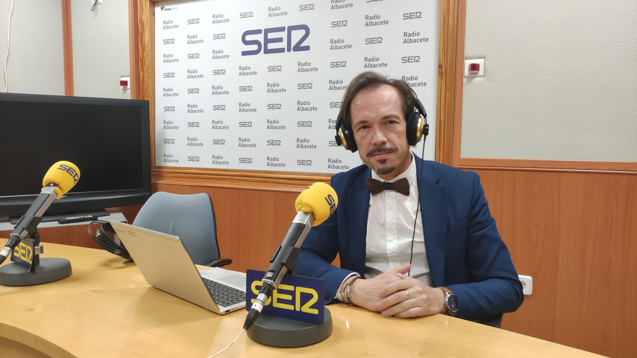 Víctor Raúl López, director del grupo de investigación que ha llevado a cabo el informe &#039;Felicidad y calidad de vida, factores clave 2022&#039; en Radio Albacete | Imagen: Kiko Aznar