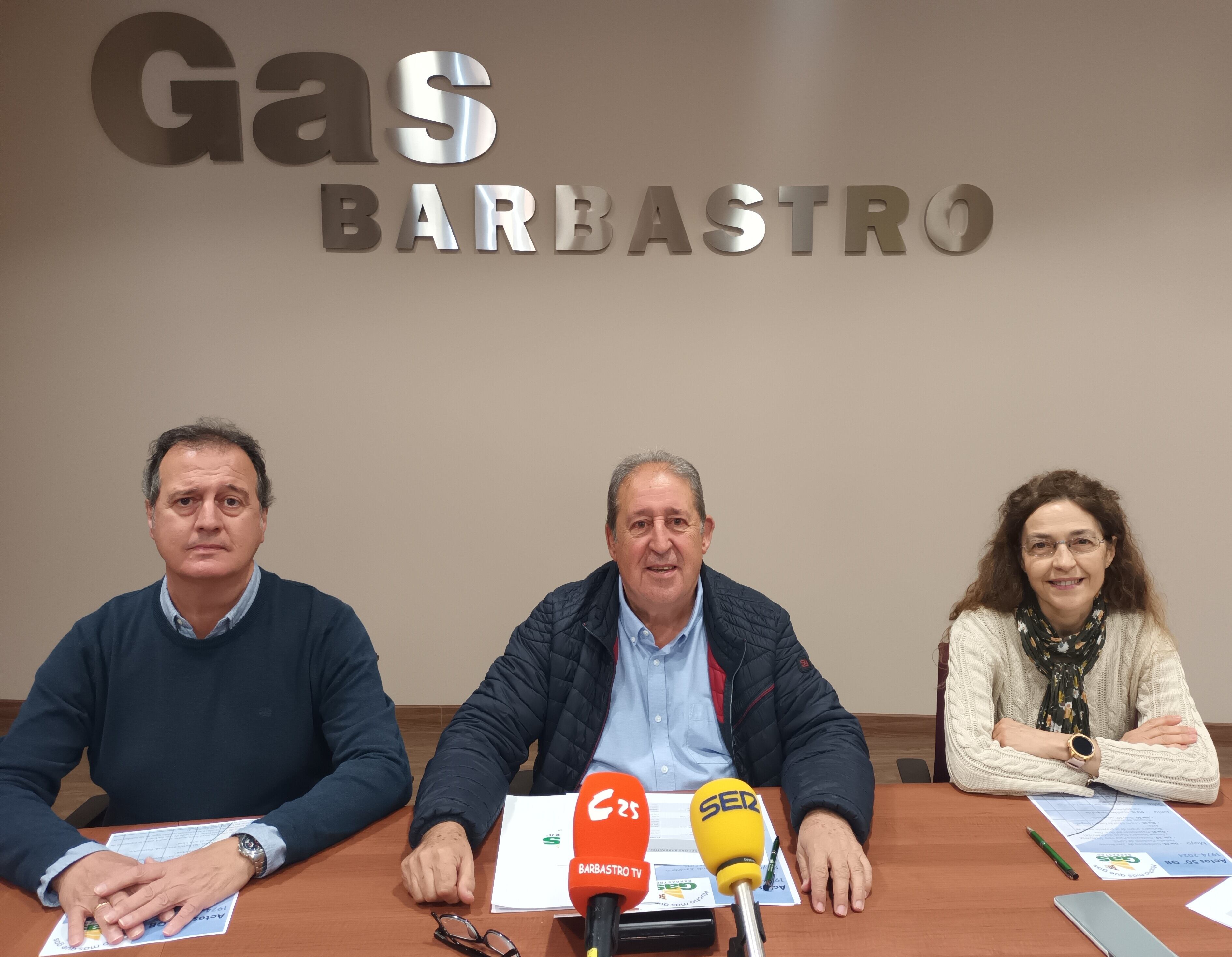 Diego Soto, Eduardo Puente e Inmaculada Hervás en la presentación del 50 aniversario de Gas Barbastro