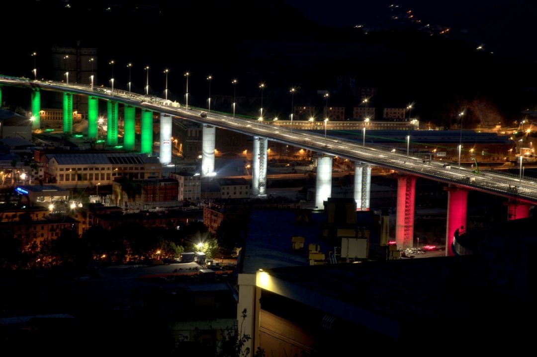 El nuevo puente de Génova, iluminado con los colores de la bandera italiana, este sábado.