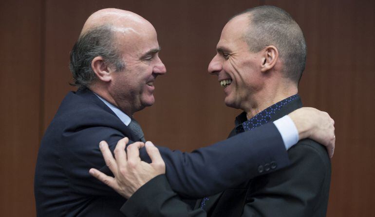 Spanish Economy Minister Luis de Guindos (L) greets Greek Finance Minister Yanis Varoufakis at a euro zone Finance Ministers meeting (Eurogroup) in Brussels in this March 9, 2015 file photo. Varoufakis announced his resignation on July 6, 2015, a day afte