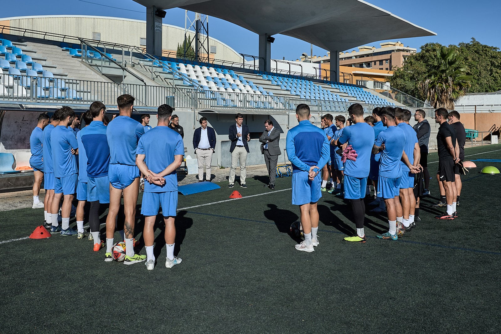 Jesús Naveiro en el Guillermo Olagüe con jugadores y directivos del club