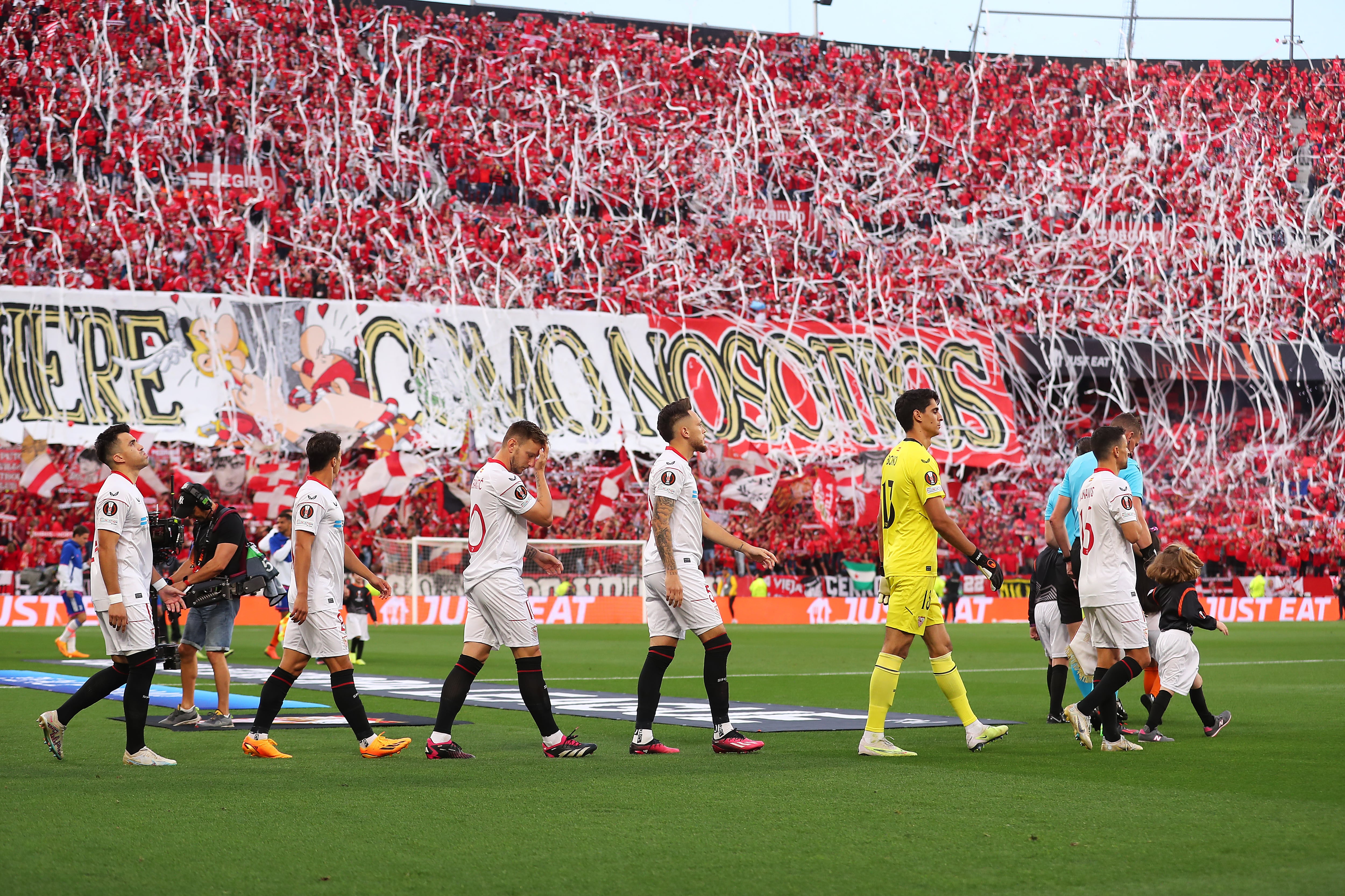 El recibimiento al Sevilla en el Pizjuán, con un tifo con la frase &#039;Nadie la quiere más que nosotros&#039;. (Fran Santiago/Getty Images)